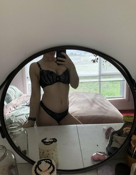 Naken lekkede OnlyFans-bilde av Naughtyhortyxo