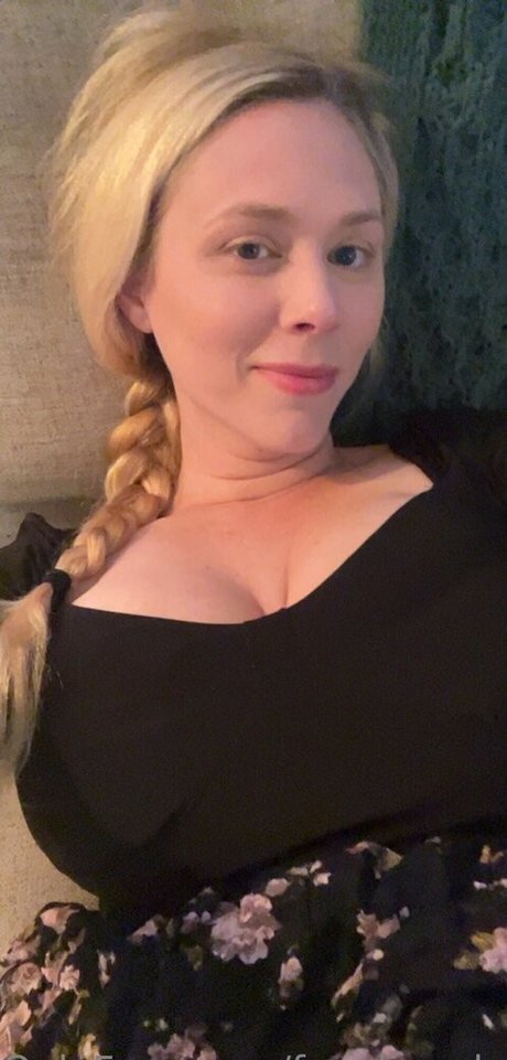 Nahá fotka uniklých OnlyFans od Fayelinaplays