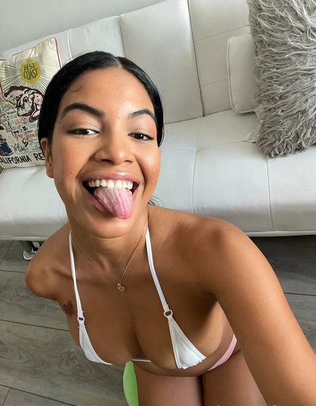 Nahá fotka uniklých OnlyFans od Therealmayafarrell