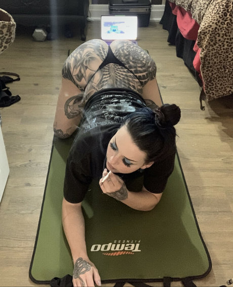 Naken lekkede OnlyFans-bilde av Trashkitt3n