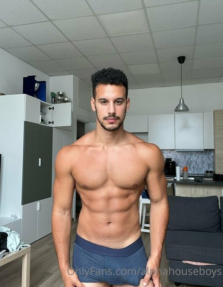 Naken läckt OnlyFans-bild av Alphahouseboys