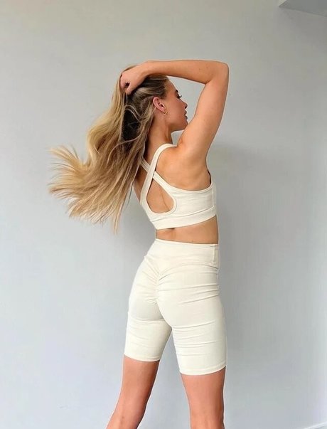 Alasti lekkinud OnlyFans-i pilt April Rose Pengilly
