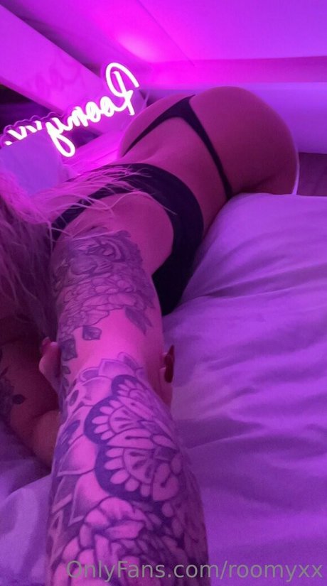 Naken lekkede OnlyFans-bilde av Roomyxx