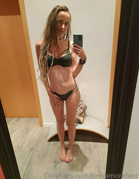 Naken läckt OnlyFans-bild av Polyamorefeet