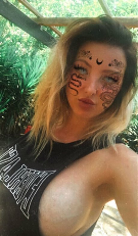 Naken lekkede OnlyFans-bilde av Annie Anarchy