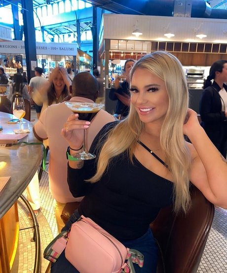 Naken läckt OnlyFans-bild av Avery Trail