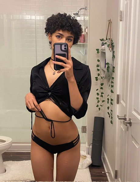 Naken läckt OnlyFans-bild av Cyberfree