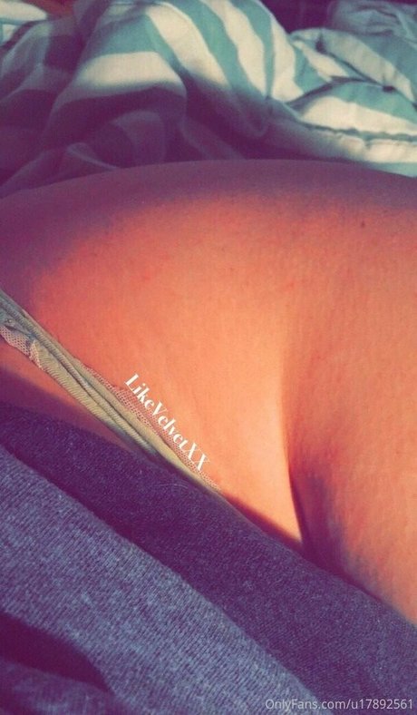 Naken läckt OnlyFans-bild av Redvelvetxx
