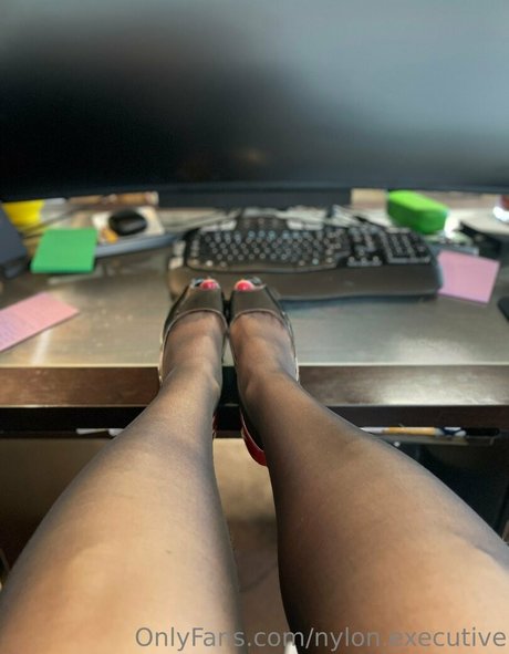 Nylonexecutive OnlyFansリークヌード写真
