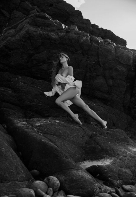 Sjana Elise Earp