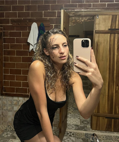 Foto di nudo di fuga di OnlyFans di Ariel Kahana