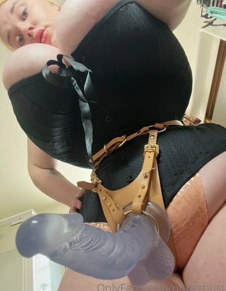Naken lekkede OnlyFans-bilde av Penny Brown