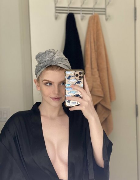 Sexyredinbed