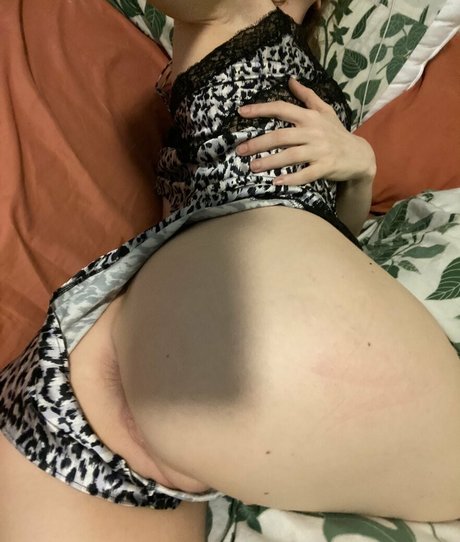 Sexyredinbed
