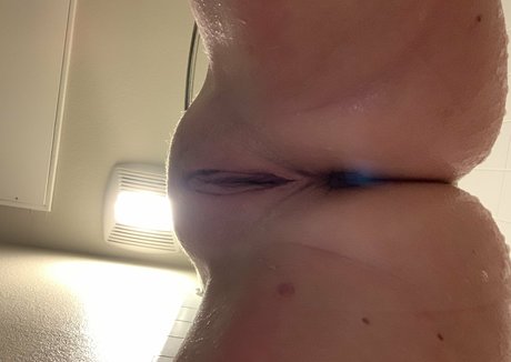 Naakte gelekte OnlyFans-foto van Sexyredinbed