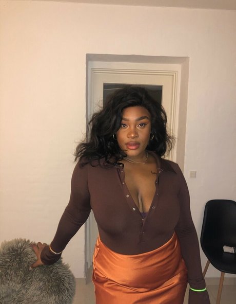 Alaston vuotanut OnlyFans-kuva Zee Ngema