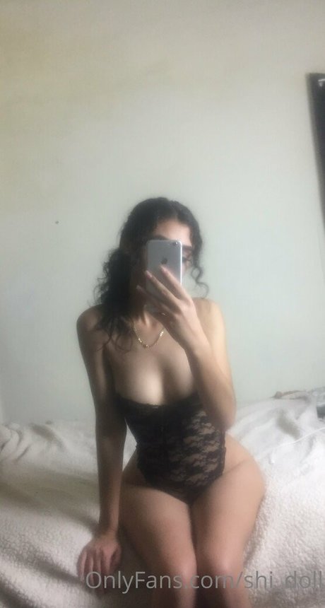 Naken lekkede OnlyFans-bilde av Shi Doll