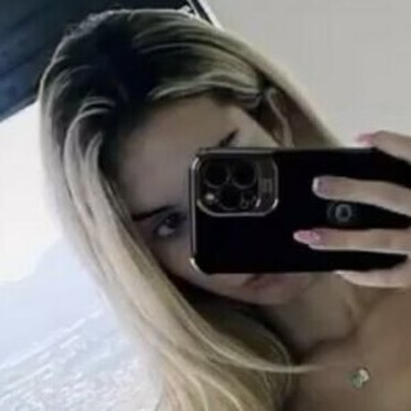 Naken lekkede OnlyFans-bilde av Angelenarowex