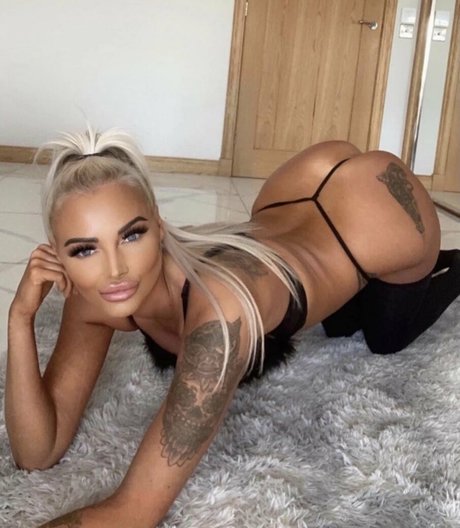 Naken lekkede OnlyFans-bilde av Natasha Cheri