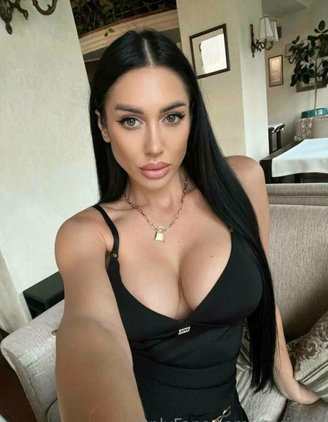 Naken läckt OnlyFans-bild av Marinadima