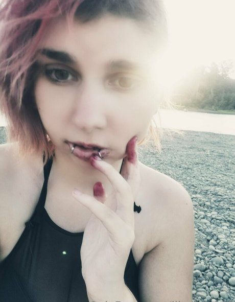 Nahá fotka uniklých OnlyFans od Skylar Rose Zombiez