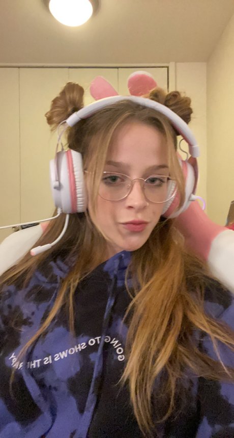 Nahá fotka uniklých OnlyFans od Lilly Spunk