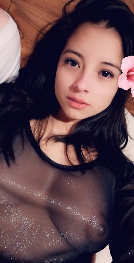Nahá fotka uniklých OnlyFans od Alessa Shine