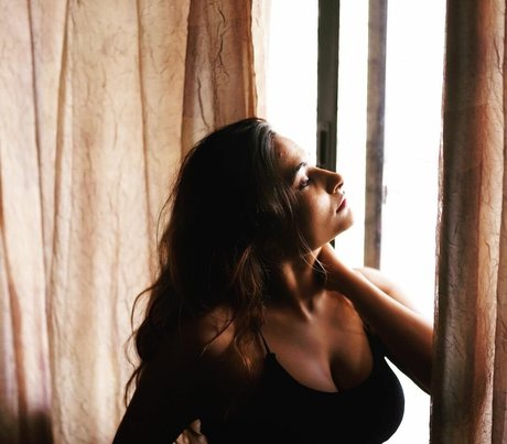 Naken lekkede OnlyFans-bilde av Desi Nri