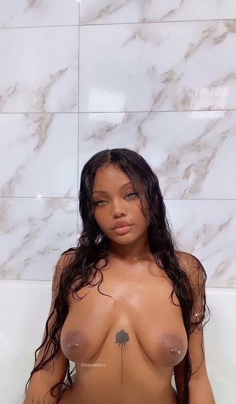 Naken lekkede OnlyFans-bilde av Thebaybelle