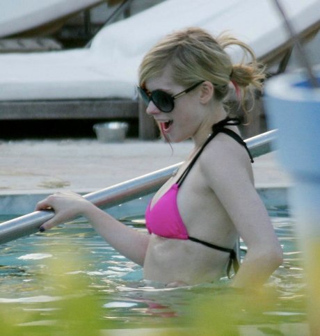 Nahá fotka uniklých OnlyFans od Avril Levigne