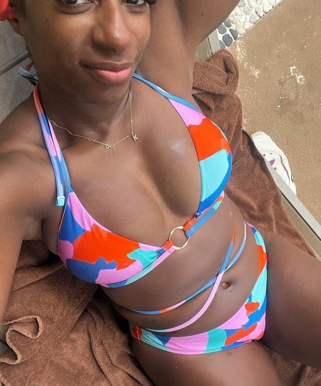 Nahá fotka uniklých OnlyFans od Kadeena Cox