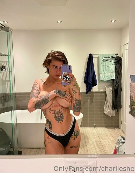 Naken lekkede OnlyFans-bilde av Charlieshe