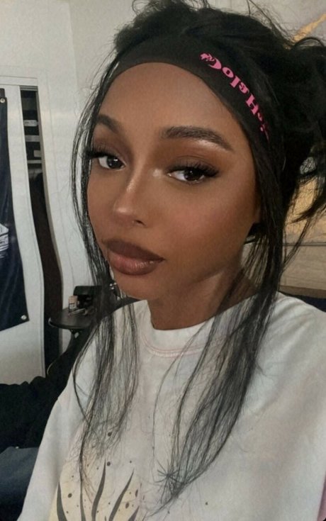 Naken läckt OnlyFans-bild av Rave Vanias