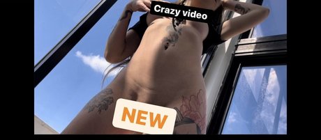 Naken lekkede OnlyFans-bilde av Karin Negative