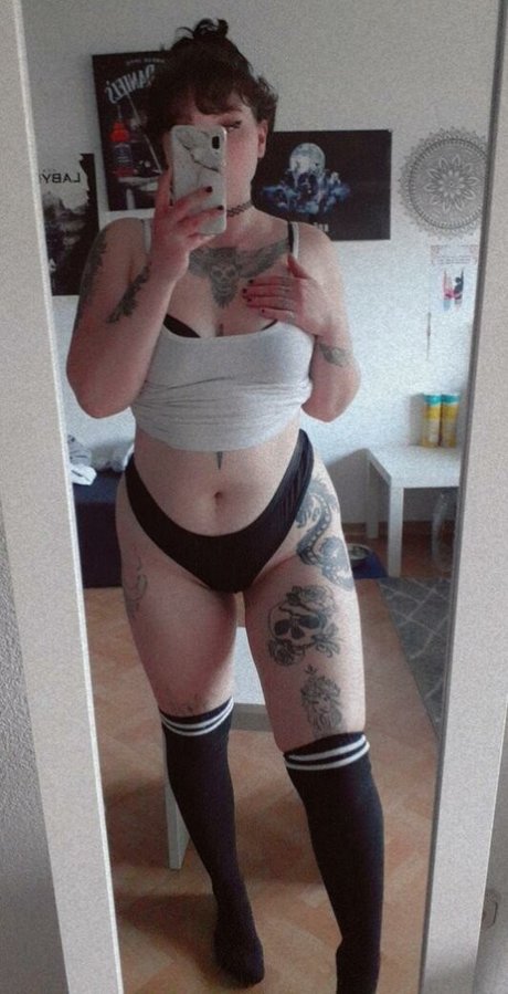 Naken lekkede OnlyFans-bilde av Lenaofficial