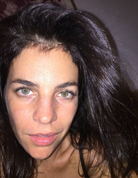 Naken lekkede OnlyFans-bilde av Julia Restoin Roitfeld