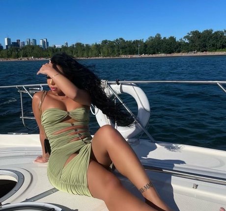 Обнаженная фотография утечки OnlyFans от Ohsoyoulily