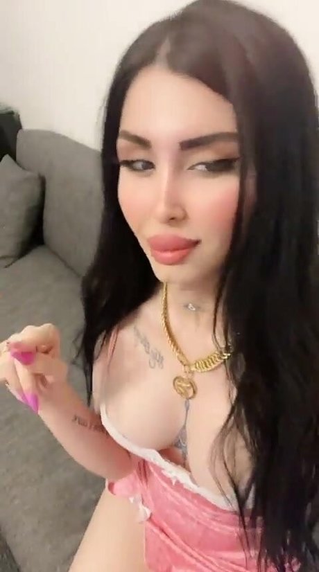 Naken läckt OnlyFans-bild av Mira Nouri