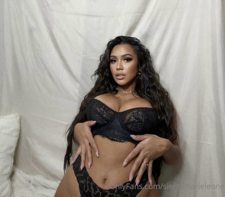 Nahá fotka uniklých OnlyFans od Sierramarieleone