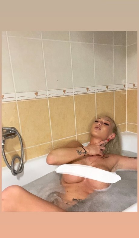 Naken läckt OnlyFans-bild av Magyarficial