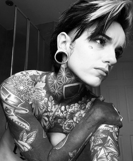Foto desnuda filtrada de OnlyFans de Holly Broome Inked