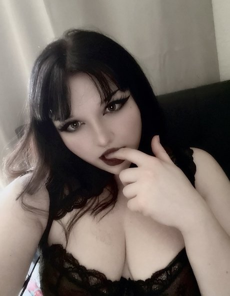 Alaston vuotanut OnlyFans-kuva Crucifixkittie