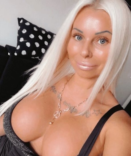 Naken läckt OnlyFans-bild av Suzi Grande