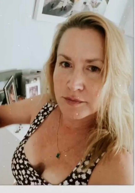 Naken läckt OnlyFans-bild av Angela Kinsey