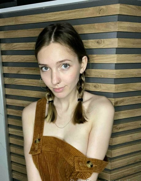 Nahá fotka uniklých OnlyFans od Elina
