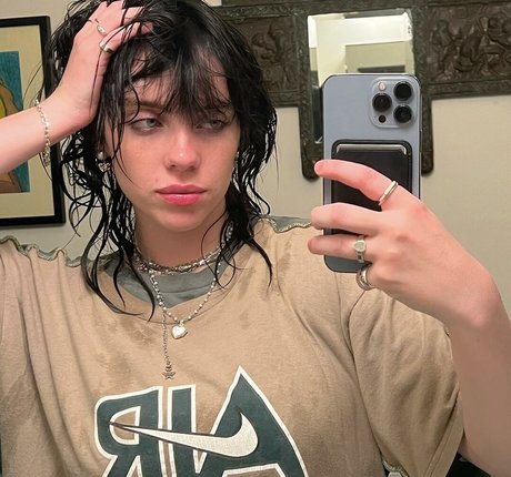 Nahá fotka uniklých OnlyFans od Billie Eilish