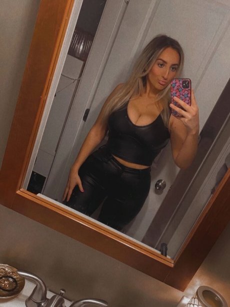 Naakte gelekte OnlyFans-foto van Angelina Cross