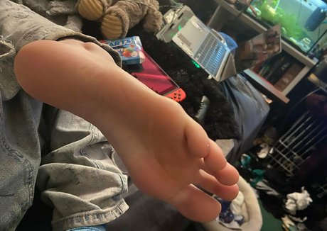 Naken lekkede OnlyFans-bilde av Feetiecutieee