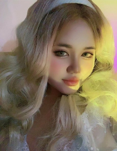 Nahá fotka uniklých OnlyFans od Charlotte Linlin