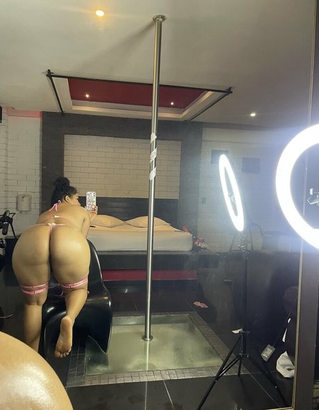 Naken lekkede OnlyFans-bilde av Karen Cano